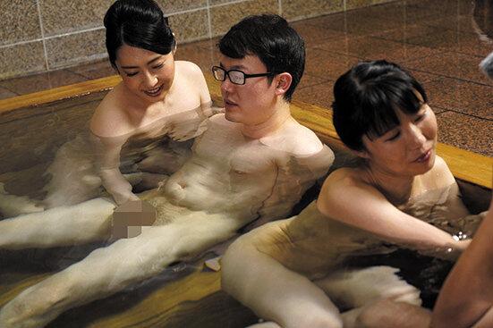 「女将のエロいおもてなし最高！」「男なら一度は行くべき！」と、ある情報誌で有名になった山奥の温泉宿に行ってみた。そこで待ち受けていた過剰接待とは、想像を超えるエロ接待だった！！3 サンプル画像 6