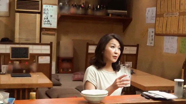 居酒屋で閉店まで一人飲みしているおばさんが酔って物欲しそうな顔をしているので、口説いてみたら即OK生でセックスさせてくれました！3 サンプル画像 1