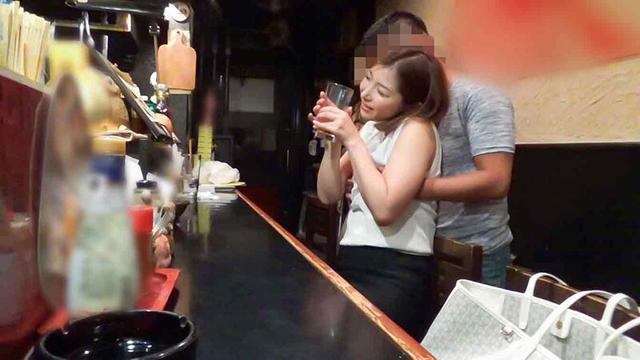 居酒屋で閉店まで一人飲みしているおばさんが酔って物欲しそうな顔をしているので、口説いてみたら即OK生でセックスさせてくれました！3 サンプル画像 11