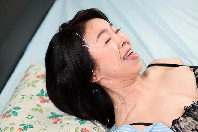 息子との中出しセックスがやめられない五十路の母 サンプル画像 16