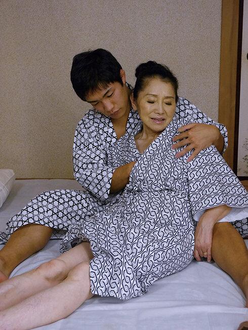 温泉旅行で見たお婆ちゃんの裸体に思わず勃起してしまった僕は… サンプル画像 10