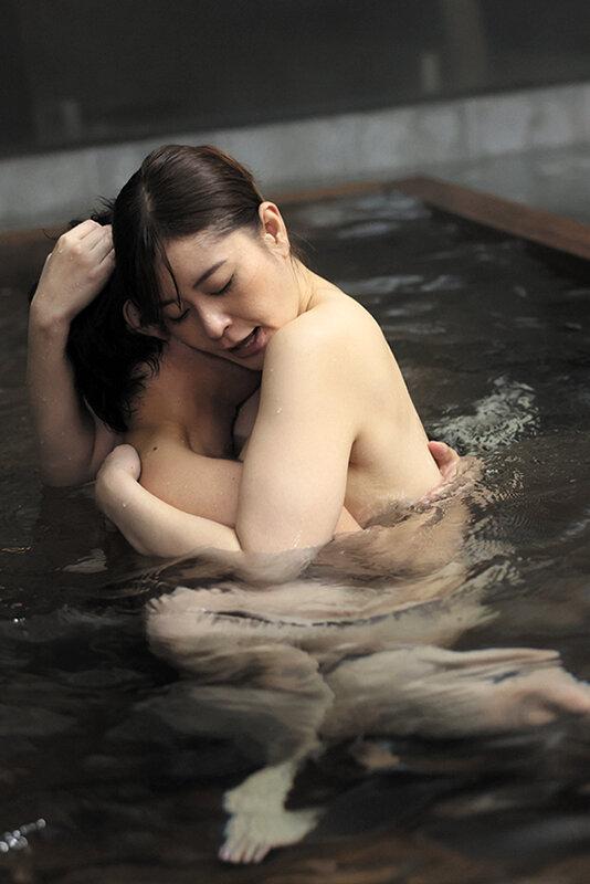 美人で自慢のお母さんと二人で出掛けた温泉旅行で無防備な母の裸体に興奮してしまい思わず犯してしまった人には言えない過ち 7 サンプル画像 8