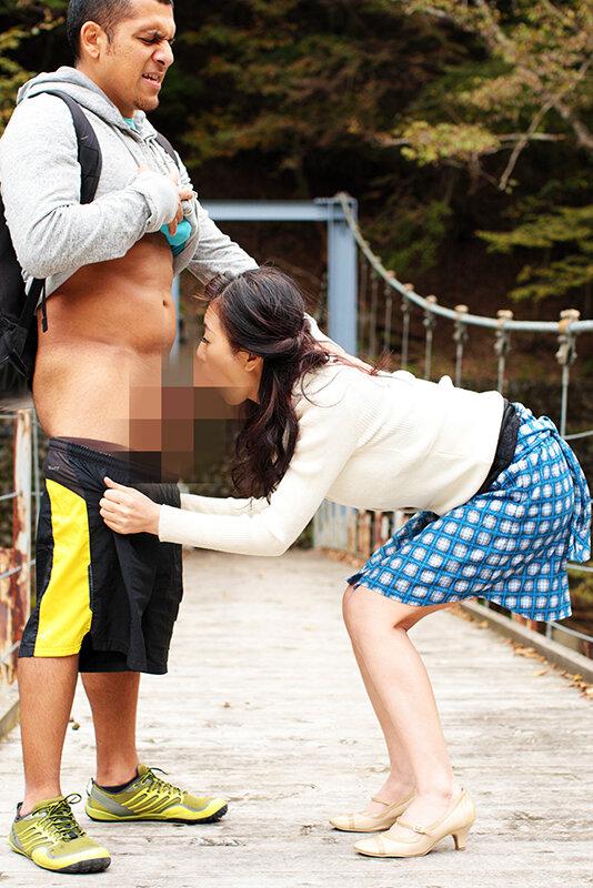 関東・関西・九州 エロい熟女を喰いまくる変態ガイジン二人旅！ サンプル画像 2