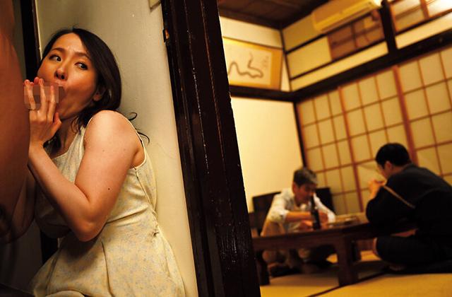 田舎でヤルことがなくて…隣に住む美爆乳妻と種付けSEXに溺れ孕ませた真夏の汗ダク不倫 水川かえで サンプル画像 11