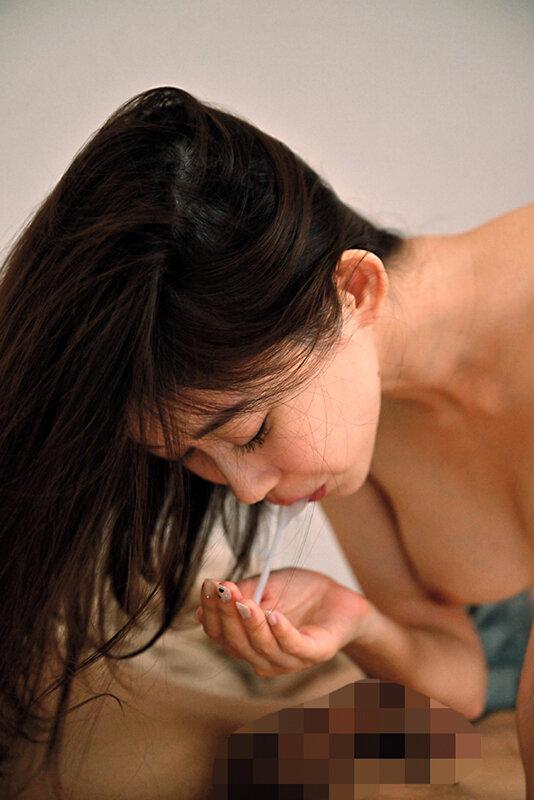 夫が死んで3年、娘と彼氏の喘ぎ声に発情して…娘が不在の時に尻コキとケツ穴拡げて誘惑し中出しさせた悪い母親。 黒川すみれ サンプル画像 10