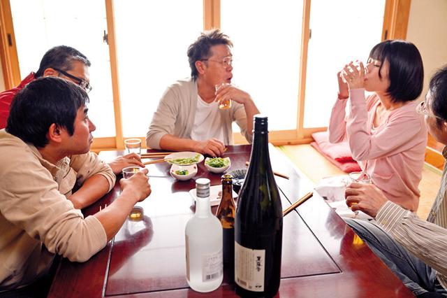 イヤでイヤで…無理矢理に夫の代わりに参加させられた町内会で…辱められ…玩具にされ…オヤジ達に身体中を汚され中出しされた 市川りく サンプル画像 3