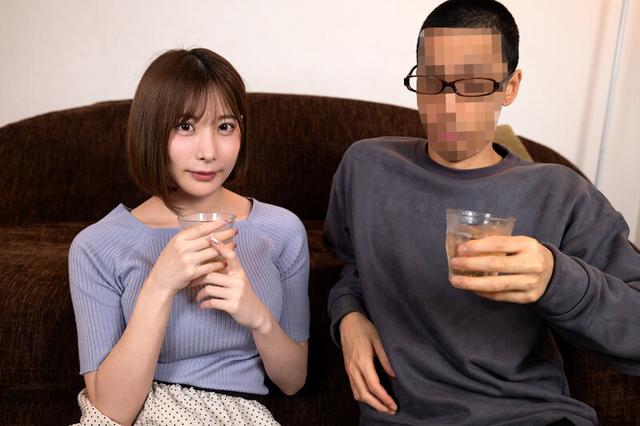 【VR】宅飲み後、巨乳同級生に夜●い生挿入したらまさかの相性抜群！？寝てる彼氏を横目に息を潜めてハメまくったボク達 百瀬りこ サンプル画像 1