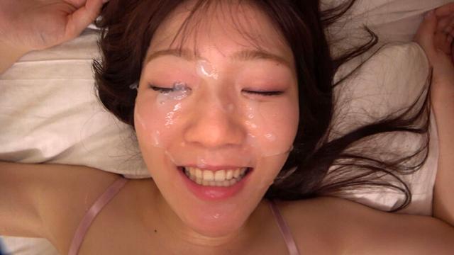 清楚で色白美人妻のイチャラブ不倫 澄んだ瞳のスレンダー人妻が誰にも見せたことの無い性欲丸出し腰振り中出しセックス 恥ずかしコスプレで羞恥の愛液だばだばベロ出しイき狂い！ 横峯めぐ サンプル画像 15