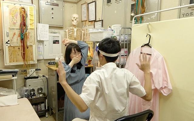 鍼灸院すどう盗撮り下ろし4 性器みたいな唇がたまらんのよぉ/酒飲んだら多分何でもしますねぇ/押しに弱すぎ色白柔乳奥さぁん/通報レベルのデカい喘ぎ声ですねぇ サンプル画像 16