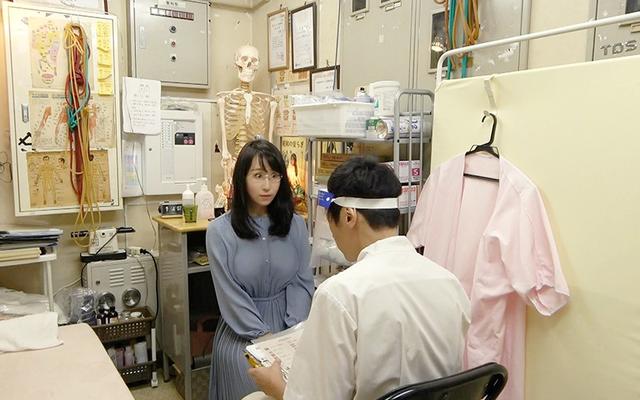 鍼灸院すどう盗撮り下ろし4 性器みたいな唇がたまらんのよぉ/酒飲んだら多分何でもしますねぇ/押しに弱すぎ色白柔乳奥さぁん/通報レベルのデカい喘ぎ声ですねぇ サンプル画像 17