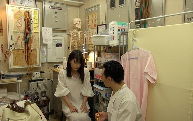 鍼灸院すどう盗撮り下ろし6 イヤなの？でもおマタが開くねぇ/やわ肉でマンちょは小ぶりだね/エッチ好きなん？反応良すぎるよ/感じすぎてのけぞりぴーんアクメ サンプル画像 1