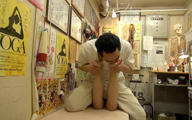 鍼灸院すどう盗撮り下ろし6 イヤなの？でもおマタが開くねぇ/やわ肉でマンちょは小ぶりだね/エッチ好きなん？反応良すぎるよ/感じすぎてのけぞりぴーんアクメ サンプル画像 3