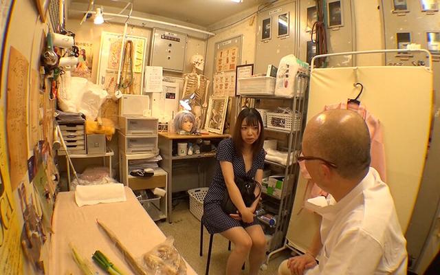 鍼灸院 童顔＆幼児体型の可愛い系奥さん！ 大きいおしりの奥様笑顔＆興奮！ バク乳やわ乳プリンおっぱい 肉感満点奥様に大興奮の中出し サンプル画像 1