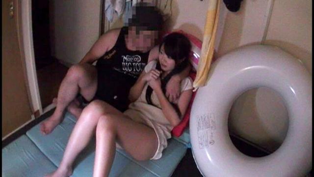 アソコの毛も無い女学生がヤリ部屋アパートにホイホイ来たんでおっさんのお説教セックスで初絶頂させた サンプル画像 1