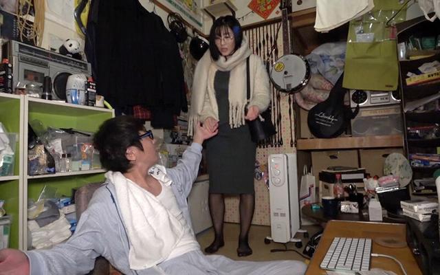 素人裏垢女子と近所の奥様と生徒の母親に生中出し クズ親父あきら監督が自ら選ぶ！「珠玉の中出し自選作品集」素人娘にうっかりナマで中出ししたら100倍返しでお仕置きされました！（泣） サンプル画像 1