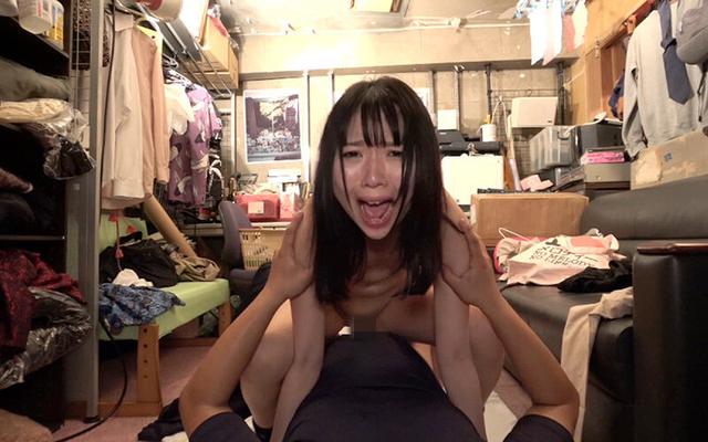 素人裏垢女子と近所の奥様と生徒の母親に生中出し クズ親父あきら監督が自ら選ぶ！「珠玉の中出し自選作品集」素人娘にうっかりナマで中出ししたら100倍返しでお仕置きされました！（泣） サンプル画像 18