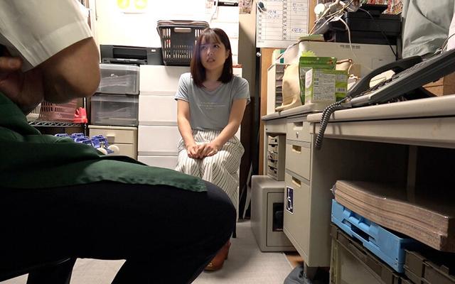 万引き スーパーの人妻たち ●メス堕ちしたミニロリ系人妻 ●気弱でヤラレるがままの美乳妻 ●剛毛マン毛のスレンダー巨尻妻 サンプル画像 1