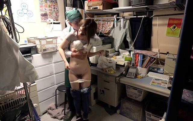 万引き スーパーの人妻たち ●メス堕ちしたミニロリ系人妻 ●気弱でヤラレるがままの美乳妻 ●剛毛マン毛のスレンダー巨尻妻 サンプル画像 17