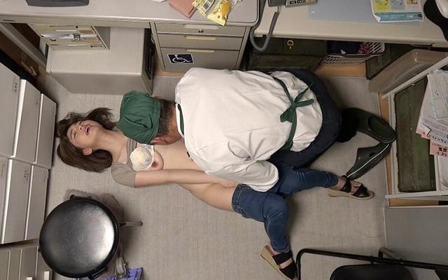 万引き スーパーの人妻たち ●メス堕ちしたミニロリ系人妻 ●気弱でヤラレるがままの美乳妻 ●剛毛マン毛のスレンダー巨尻妻 サンプル画像 18