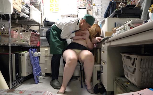 万引き スーパーの人妻たち ●破壊力抜群な超乳超尻妻 ●勝ち気だけどドMな敏感妻 ●敏感すぎるスレンダー無毛妻 サンプル画像 3