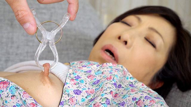 熟した鬼勃起乳首！！乳首だけでイキまくるドスケベ熟女！！ベストコレクション！！ 12名 5時間 サンプル画像 2