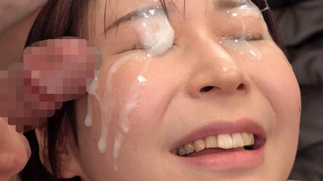 大量ぶっかけ志願 白く汚されたい変態素人妻 ゆかさん サンプル画像 5