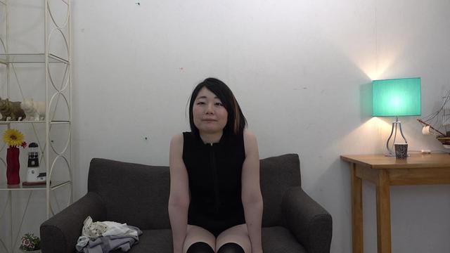 ディルドって…前からも後ろからも気持ちイイから～テーブルに付けてM字開脚でイキました 雨宮葉月 サンプル画像 1