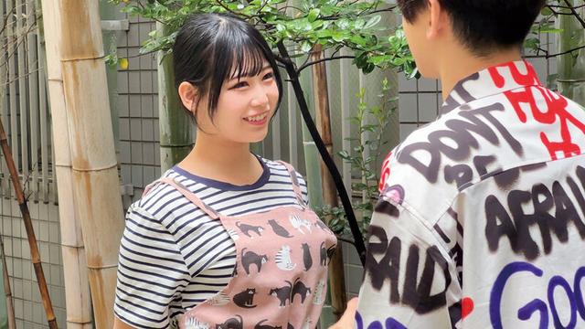 カフェ店員真正中出しナンパ！休憩中のエプロン姿が可愛い素人娘を無茶して口説いて「オーダー！中出しフラ○チーノww」キツキツおま○こに即ズボ生ハメ生中出しSEX！【6人収録全員看板娘編】 サンプル画像 1