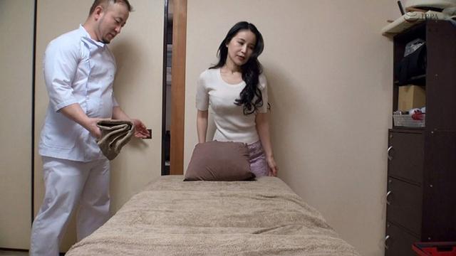 媚薬オイルマッサージ 痴●盗撮＆中出し素人娘VOL.28 超強力媚薬を配合したマッサージオイルを施術中に知らずに塗りこまれたオンナは、身体の火照りに驚き、チ○ポを欲しがる自分に戸惑い、垂れ出したマン汁に恥ずかしがりながらも生ハメ中出しまで欲してしまう！ サンプル画像 16