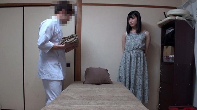 媚薬オイルマッサージ 痴●盗撮＆中出し素人娘VOL.31 超強力媚薬を配合したマッサージオイルを施術中に知らずに塗りこまれたオンナは、身体の火照りに驚き、チ○ポを欲しがる自分に戸惑い、垂れ出したマン汁に恥ずかしがりながらも生ハメ中出しまで欲してしまう！ サンプル画像 7