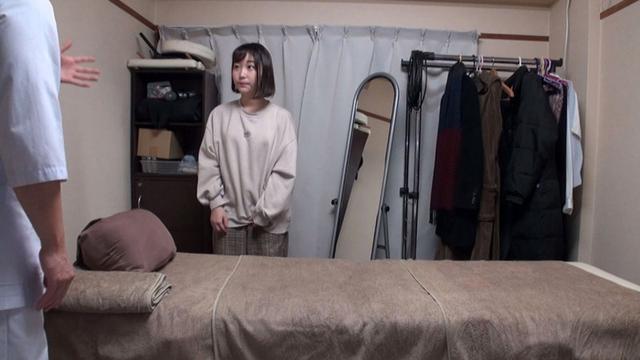 媚薬オイルマッサージ 痴●盗撮＆中出し素人娘VOL.32 超強力媚薬を配合したマッサージオイルを施術中に知らずに塗りこまれたオンナは、身体の火照りに驚き、チ○ポを欲しがる自分に戸惑い、垂れ出したマン汁に恥ずかしがりながらも生ハメ中出しまで欲してしまう！ サンプル画像 11