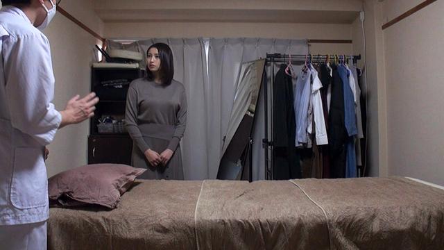媚薬オイルマッサージ 痴●盗撮＆中出し素人娘VOL.42 超強力媚薬を配合したマッサージオイルを施術中に知らずに塗りこまれたオンナは、身体の火照りに驚き、チ○ポを欲しがる自分に戸惑い、垂れ出したマン汁に恥ずかしがりながらも生ハメ中出しまで欲してしまう！ サンプル画像 1