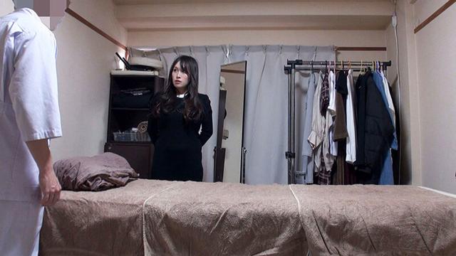 媚薬オイルマッサージ 痴●盗撮＆中出し素人娘VOL.43 超強力媚薬を配合したマッサージオイルを施術中に知らずに塗りこまれたオンナは、身体の火照りに驚き、チ○ポを欲しがる自分に戸惑い、垂れ出したマン汁に恥ずかしがりながらも生ハメ中出しまで欲してしまう！ サンプル画像 15
