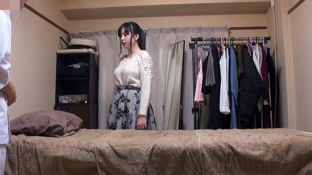 媚薬オイルマッサージ 痴●盗撮＆中出し素人娘VOL.43 超強力媚薬を配合したマッサージオイルを施術中に知らずに塗りこまれたオンナは、身体の火照りに驚き、チ○ポを欲しがる自分に戸惑い、垂れ出したマン汁に恥ずかしがりながらも生ハメ中出しまで欲してしまう！ サンプル画像 6