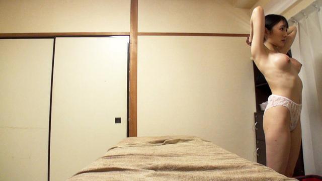 媚薬オイルマッサージ 痴●盗撮＆中出し素人娘VOL.45 超強力媚薬を配合したマッサージオイルを施術中に知らずに塗りこまれたオンナは、身体の火照りに驚き、チ○ポを欲しがる自分に戸惑い、垂れ出したマン汁に恥ずかしがりながらも生ハメ中出しまで欲してしまう！ サンプル画像 17