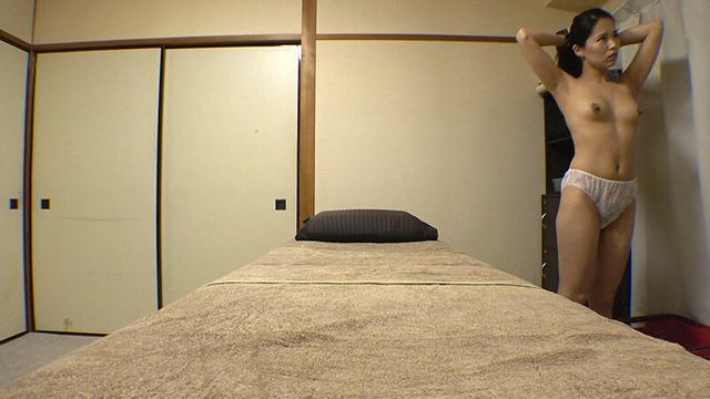 媚薬オイルマッサージ 痴●盗撮＆中出し素人娘VOL.52 超強力媚薬を配合したマッサージオイルを施術中に知らずに塗りこまれたオンナは、身体の火照りに驚き、チ○ポを欲しがる自分に戸惑い、垂れ出したマン汁に恥ずかしがりながらも生ハメ中出しまで欲してしまう！ サンプル画像 4