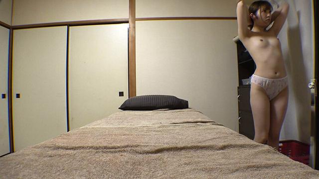 媚薬オイルマッサージ 痴●盗撮＆中出し素人娘VOL.52 超強力媚薬を配合したマッサージオイルを施術中に知らずに塗りこまれたオンナは、身体の火照りに驚き、チ○ポを欲しがる自分に戸惑い、垂れ出したマン汁に恥ずかしがりながらも生ハメ中出しまで欲してしまう！ サンプル画像 6