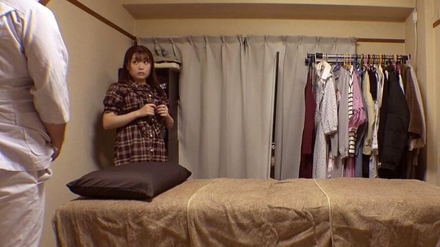 媚薬オイルマッサージ 痴●盗撮＆中出し素人娘VOL.56 超強力媚薬を配合したマッサージオイルを施術中に知らずに塗りこまれたオンナは、身体の火照りに驚き、チ〇ポを欲しがる自分に戸惑い、垂れ出したマン汁に恥ずかしがりながらも生ハメ中出しまで欲してしまう！ サンプル画像 3