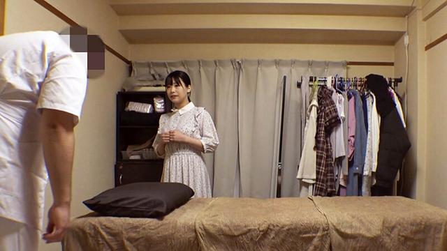 媚薬オイルマッサージ 痴●盗撮＆中出し素人娘VOL.58 超強力媚薬を配合したマッサージオイルを施術中に知らずに塗りこまれたオンナは、身体の火照りに驚き、チ〇ポを欲しがる自分に戸惑い、垂れ出したマン汁に恥ずかしがりながらも生ハメ中出しまで欲してしまう！ サンプル画像 1
