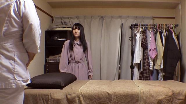 媚薬オイルマッサージ 痴●盗撮＆中出し素人娘VOL.58 超強力媚薬を配合したマッサージオイルを施術中に知らずに塗りこまれたオンナは、身体の火照りに驚き、チ〇ポを欲しがる自分に戸惑い、垂れ出したマン汁に恥ずかしがりながらも生ハメ中出しまで欲してしまう！ サンプル画像 5