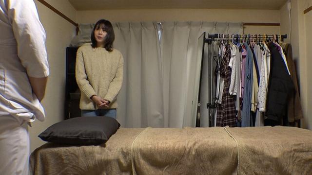 媚薬オイルマッサージ 痴●盗撮＆中出し素人娘VOL.59 超強力媚薬を配合したマッサージオイルを施術中に知らずに塗りこまれたオンナは、身体の火照りに驚き、チ〇ポを欲しがる自分に戸惑い、垂れ出したマン汁に恥ずかしがりながらも生ハメ中出しまで欲してしまう！ サンプル画像 3