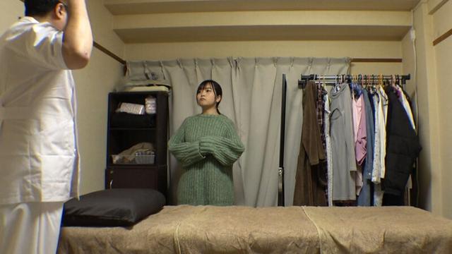 媚薬オイルマッサージ 痴●盗撮＆中出し素人娘VOL.60 超強力媚薬を配合したマッサージオイルを施術中に知らずに塗りこまれたオンナは、身体の火照りに驚き、チ〇ポを欲しがる自分に戸惑い、垂れ出したマン汁に恥ずかしがりながらも生ハメ中出しまで欲してしまう！ サンプル画像 7