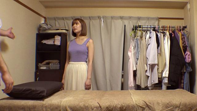 媚薬オイルマッサージ 痴●盗撮＆中出し素人娘VOL.61 超強力媚薬を配合したマッサージオイルを施術中に知らずに塗りこまれたオンナは、身体の火照りに驚き、チ〇ポを欲しがる自分に戸惑い、垂れ出したマン汁に恥ずかしがりながらも生ハメ中出しまで欲してしまう！ サンプル画像 16