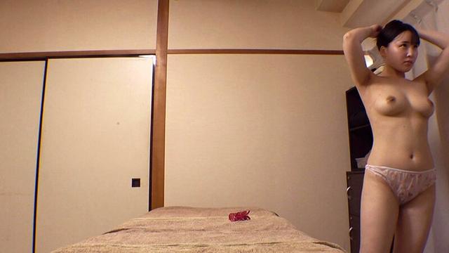 媚薬オイルマッサージ 痴●盗撮＆中出し素人娘VOL.62 超強力媚薬を配合したマッサージオイルを施術中に知らずに塗りこまれたオンナは、身体の火照りに驚き、チ〇ポを欲しがる自分に戸惑い、垂れ出したマン汁に恥ずかしがりながらも生ハメ中出しまで欲してしまう！ サンプル画像 14