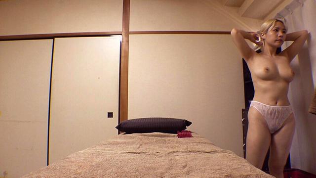 媚薬オイルマッサージ 痴●盗撮＆中出し素人娘VOL.62 超強力媚薬を配合したマッサージオイルを施術中に知らずに塗りこまれたオンナは、身体の火照りに驚き、チ〇ポを欲しがる自分に戸惑い、垂れ出したマン汁に恥ずかしがりながらも生ハメ中出しまで欲してしまう！ サンプル画像 9