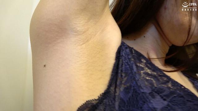 恥ずかしさとくすぐったさでもじもじ悶える若奥様の各パーツにズームしながらセルフくすぐり！ サンプル画像 2