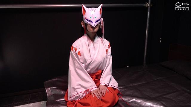 『神秘的な狐面の巫女さんの正座した足裏をくすぐって崩したい！ くすぐり我慢修行！』 稲見なずな サンプル画像 1