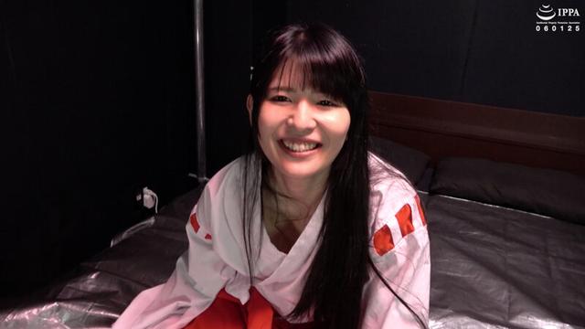 『神秘的な狐面の巫女さんの正座した足裏をくすぐって崩したい！ くすぐり我慢修行！』 稲見なずな サンプル画像 10