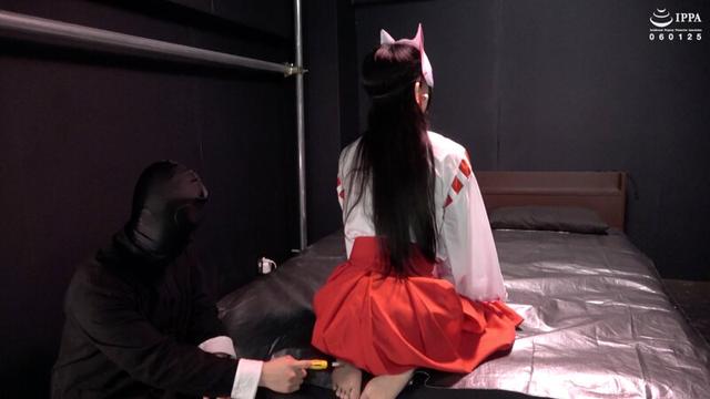 『神秘的な狐面の巫女さんの正座した足裏をくすぐって崩したい！ くすぐり我慢修行！』 稲見なずな サンプル画像 2