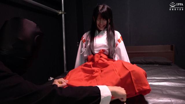 『神秘的な狐面の巫女さんの正座した足裏をくすぐって崩したい！ くすぐり我慢修行！』 稲見なずな サンプル画像 4